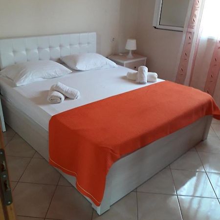 Lucas Apartments Himare Bagian luar foto