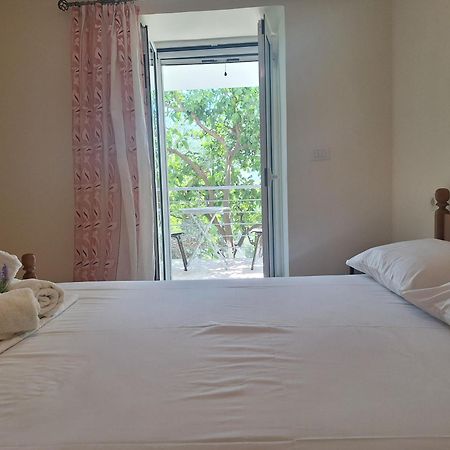 Lucas Apartments Himare Bagian luar foto