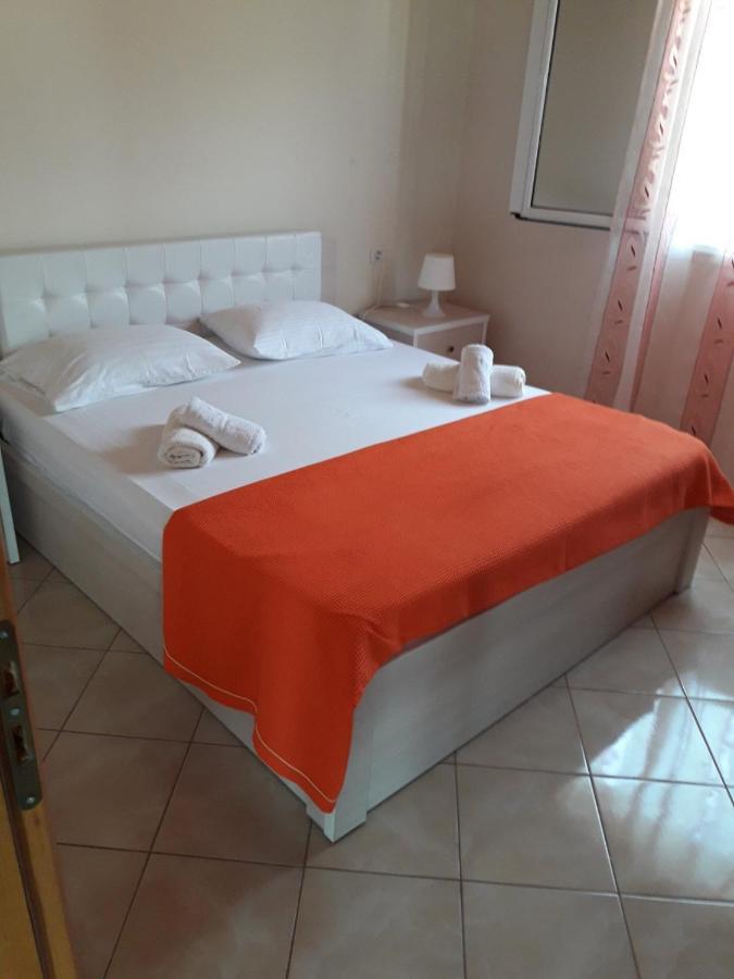 Lucas Apartments Himare Bagian luar foto