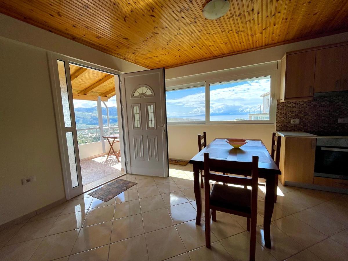 Lucas Apartments Himare Bagian luar foto