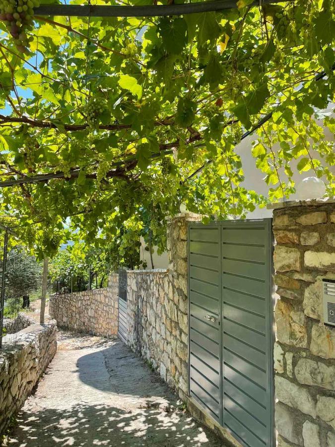 Lucas Apartments Himare Bagian luar foto