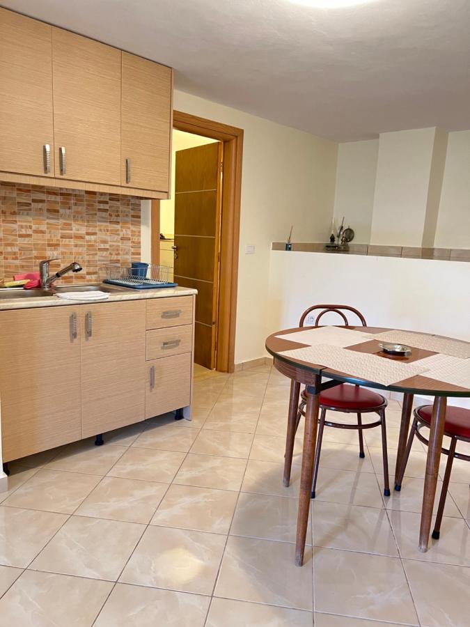 Lucas Apartments Himare Bagian luar foto