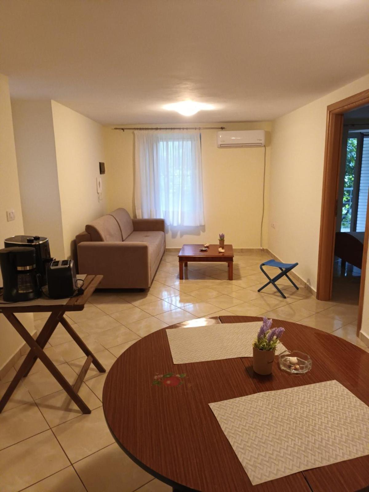 Lucas Apartments Himare Bagian luar foto