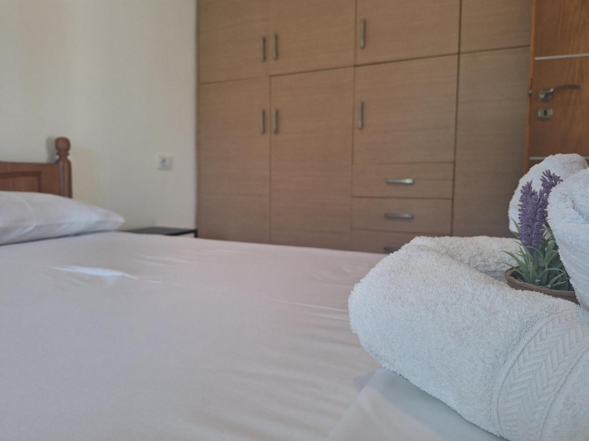 Lucas Apartments Himare Bagian luar foto