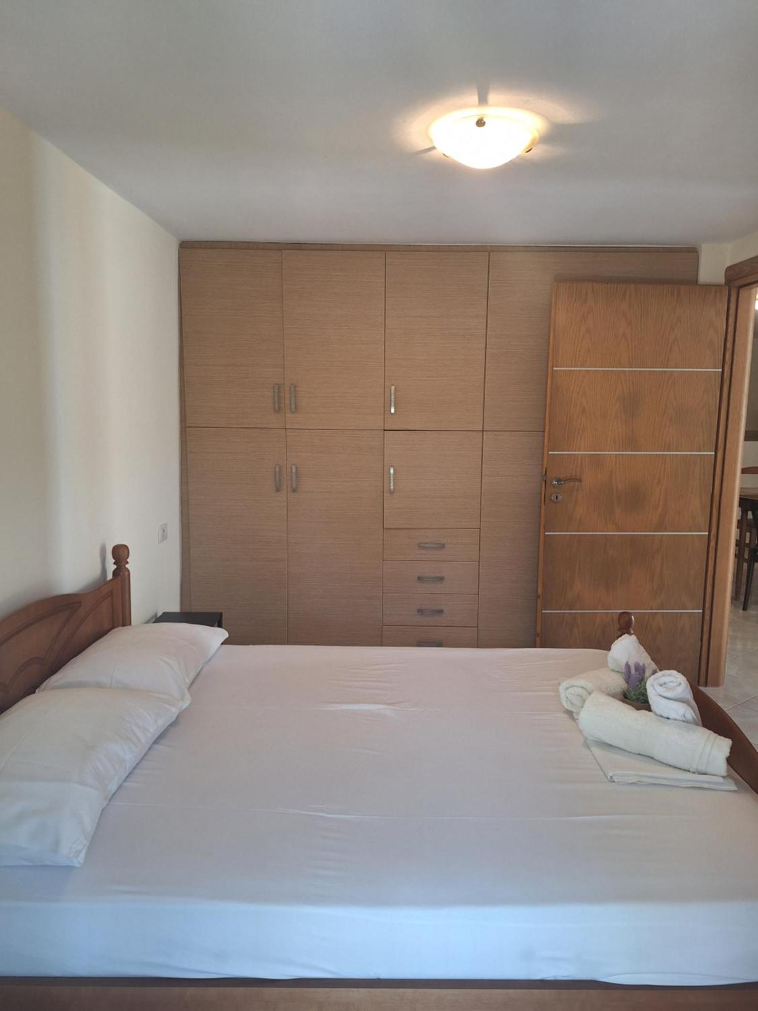 Lucas Apartments Himare Bagian luar foto
