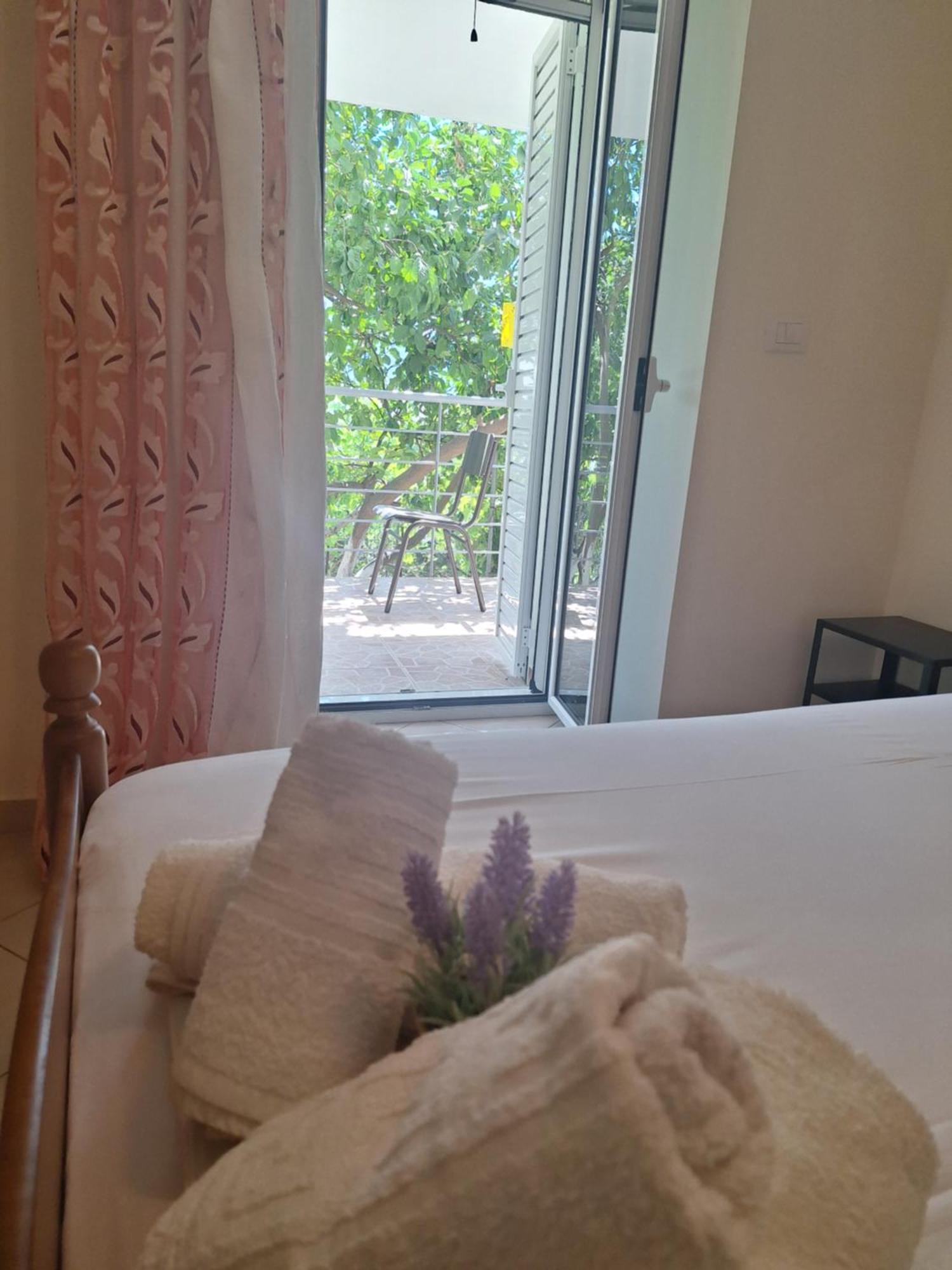 Lucas Apartments Himare Bagian luar foto